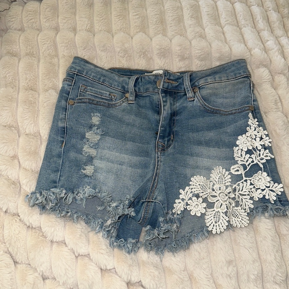 Mashed potatoes, mid short, size 9/28 distressed with lace detail super stretchy